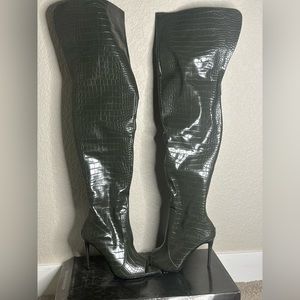 Knee High Cape Robbin Olive boots. Never worn. I’m only 5’2 :)